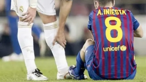 Iniesta sale lesionado en el duelo ante Madrid