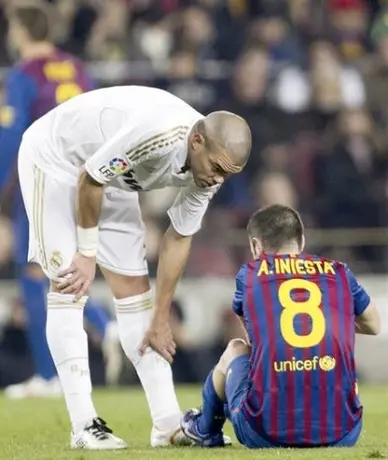 Iniesta sale lesionado en el duelo ante Madrid
