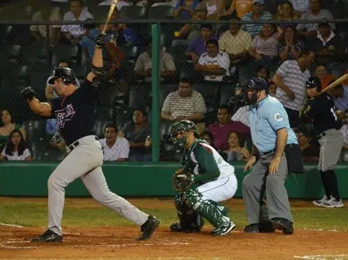 José Canseco conecta su primer cuadrangular con Tigres