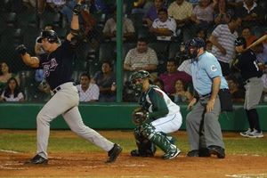 José Canseco conecta su primer cuadrangular con Tigres
