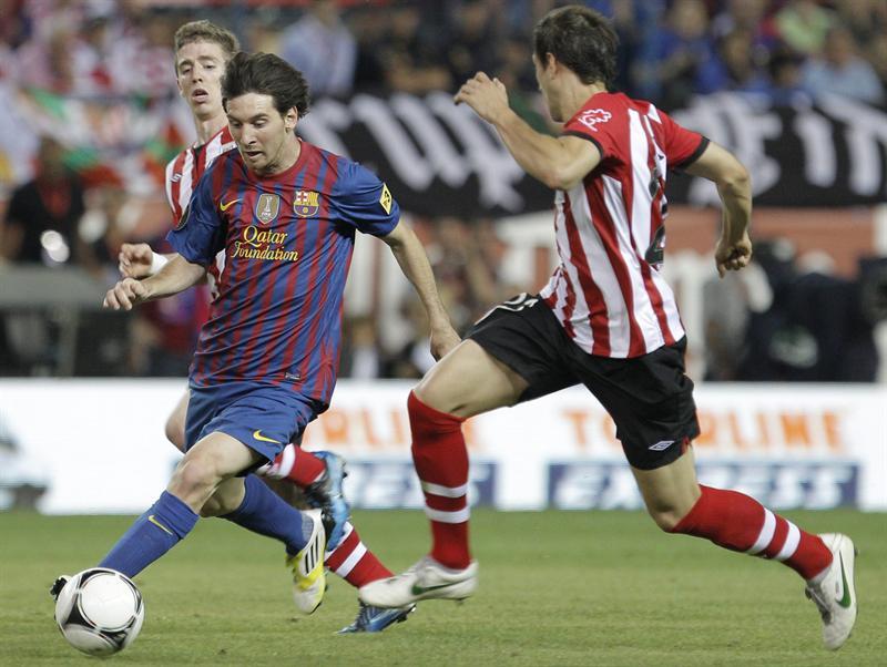 Lionel Messi pelea un balón con Iker Muniain I EFE