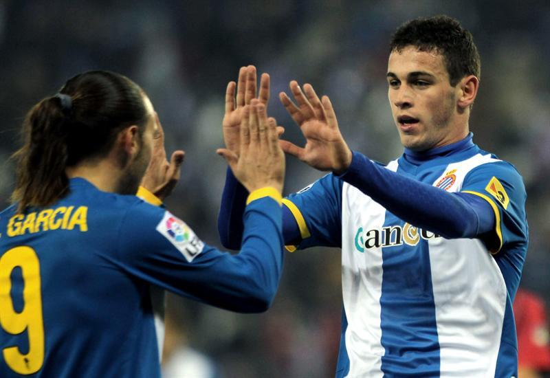 Alvaro Vázquez celebra con Sergio García el primer tanto del Espanyol. FOTO: EFE