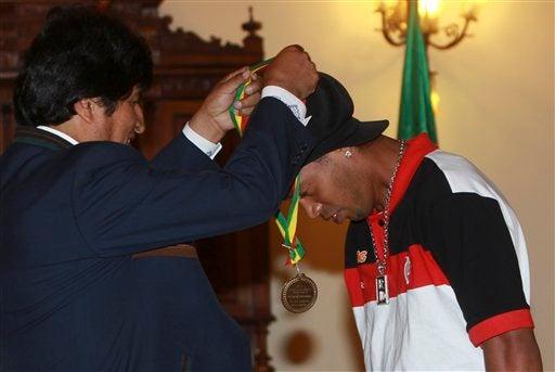 El presidente Evo Morales le colgó la medalla al futbolista. FOTO: EFE