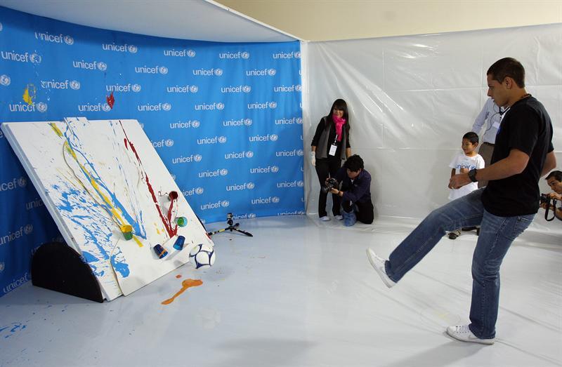 El Chicharito creando arte I EFE