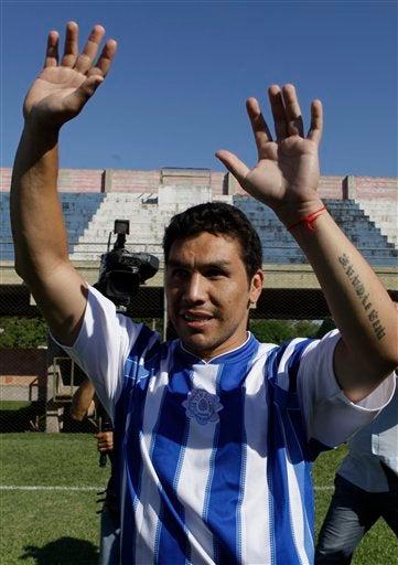 Cabañas firmó contrato con el club que lo vio nacer como futbolista profesional. FOTO: AP