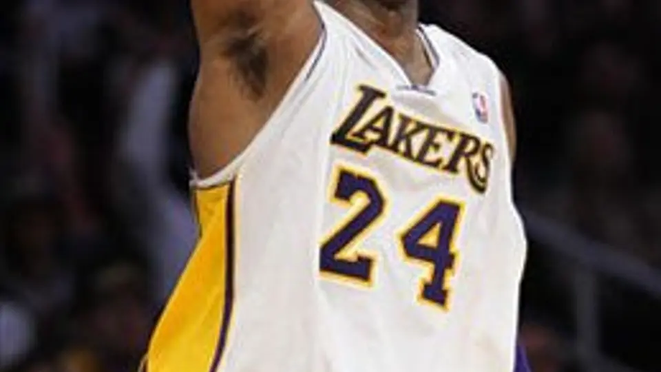 Kobe brilla en la victoria de Lakers sobre Warriors