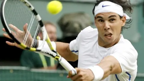 Nadal supera 'caminando' la primera ronda en Roma