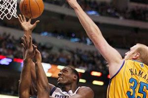 Gustavo Ayón jugó en la derrota de Hornets 81-96 ante Dallas