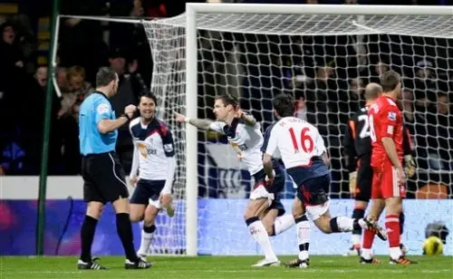Liverpool sigue en picada, ahora perdió 3-1 ante Bolton