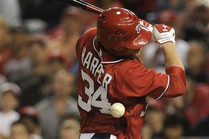 Hamels, suspendido cinco juegos por 'bienvenida' a Harper
