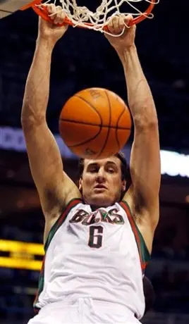 Detroit suma seis derrotas en fila al perder 102-93 ante Milwaukee