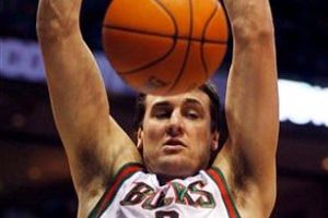 Detroit suma seis derrotas en fila al perder 102-93 ante Milwaukee