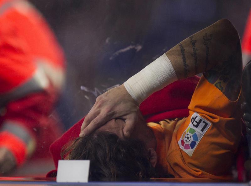El guardameta argentino, Cristian Álvarez cayó lesionado. FOTO: EFE