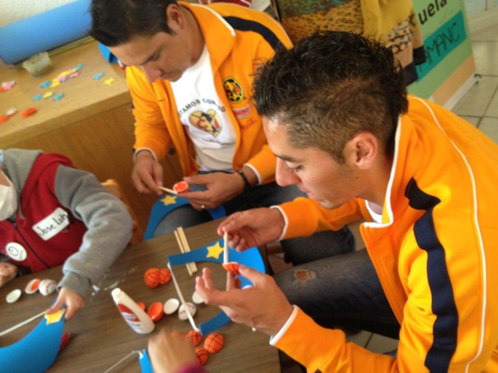 Chema Cárdenas jugó con algunos niños. FOTO: AMÉRICA