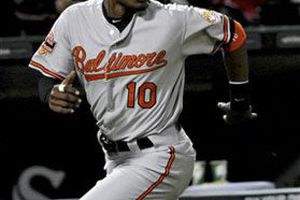 Adrián se va de 4-3 en derrota de Boston