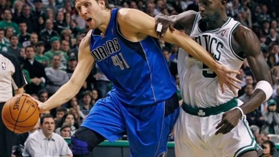 Nowitzki le da la victoria a los Mavericks 90-85 sobre Celtics