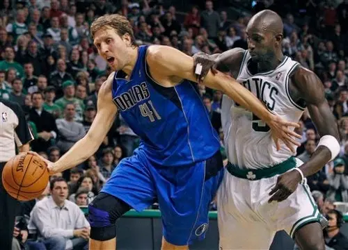 Nowitzki le da la victoria a los Mavericks 90-85 sobre Celtics