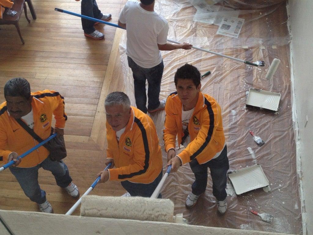 José Rangel, el Dr. Díaz y Jesús Molina también apoyaron con pintar muros. FOTO: AMÉRICA