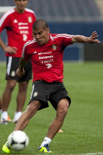 Carlos Salcido practicando sus tiros potentes l MEXSPORT