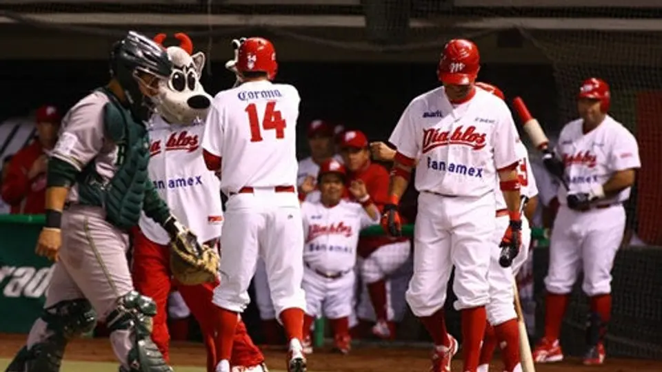 Jugadores de Diablos y Saraperos, multados por trifulca en el Foro Sol