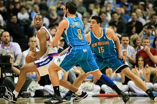 Ayón participó 18 minutos en la caída de Hornets frente a Denver