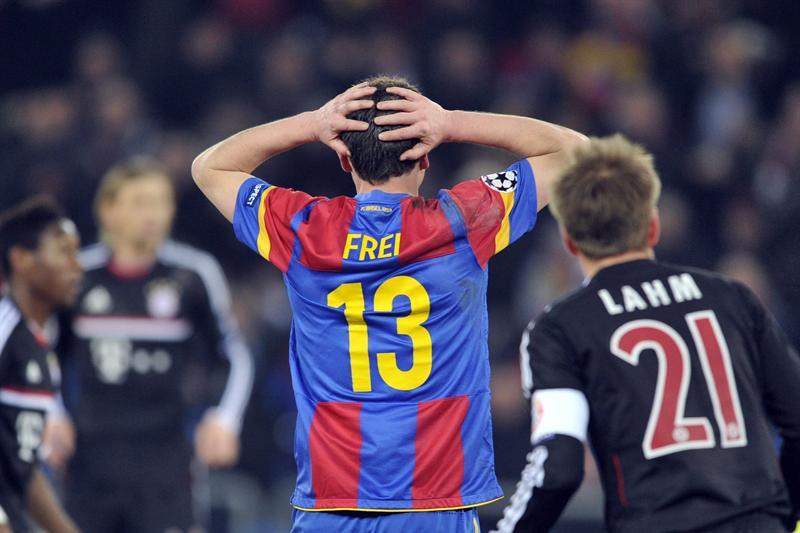 El jugador de Basilea, Alex Frei se lamenta. FOTO: EFE