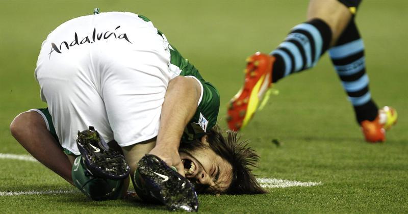 Beñat Etxebarría se lamenta ante la entrada de un jugador.  FOTO: EFE