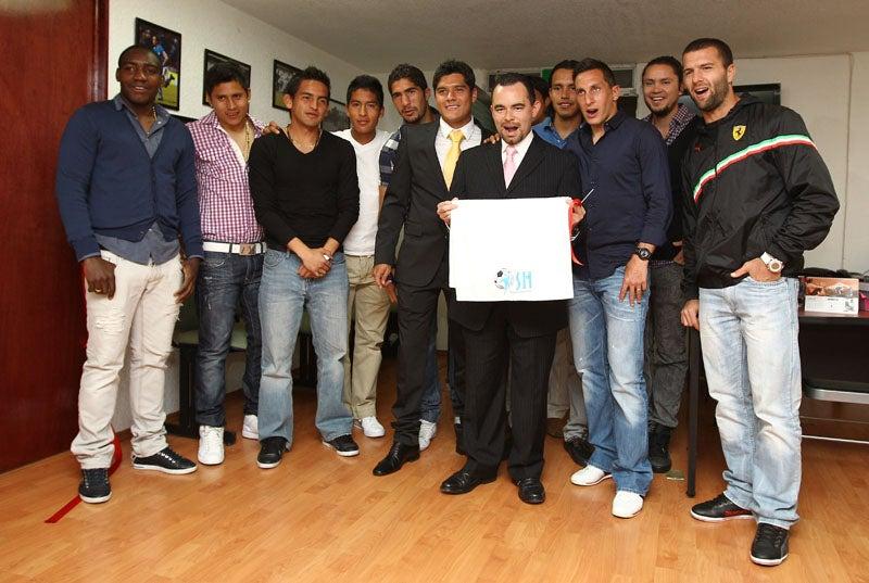 Varios jugadores celestes lo acompañaron enla apertura de su nuevo negocio. FOTO: MIGUEL PONTÓN