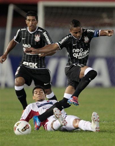 Liedson y Marcos Riveros pelean el esférico. FOTO: EFE