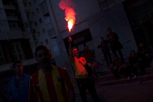 Aficionados al Barça encienden antorchas. (FOTO: AP)