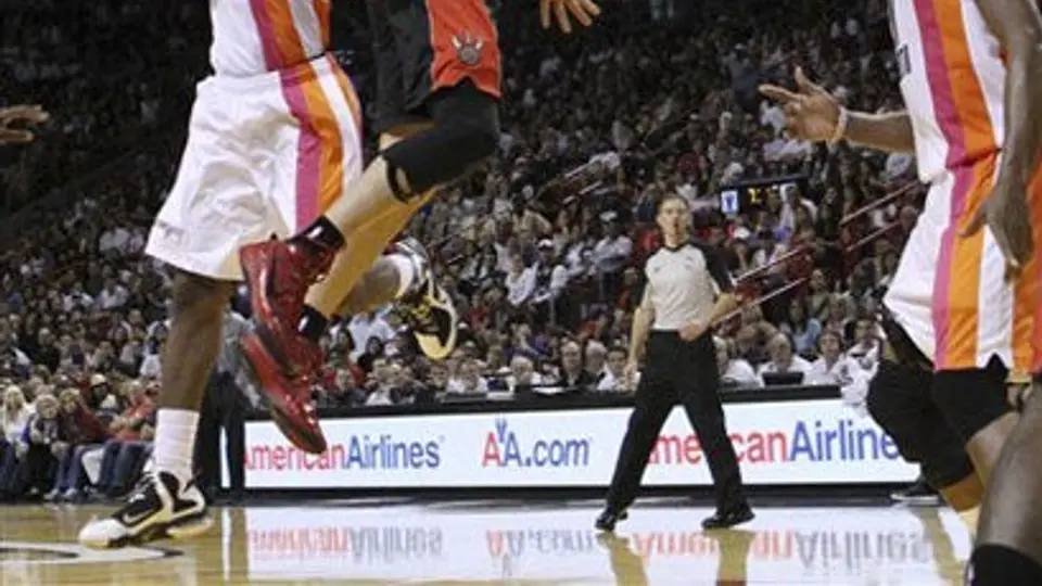 Heat vence 95-89 a Raptors