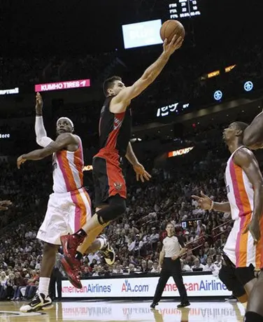 Heat vence 95-89 a Raptors