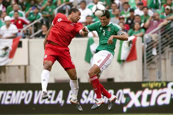 El 'Maza' disputa el balón en las alturas l MEXSPORT