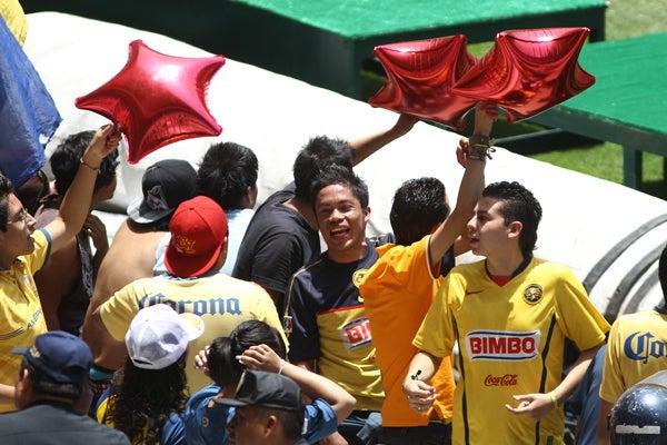 El festejo de los azulcremas | MIGUEL PONTÓN