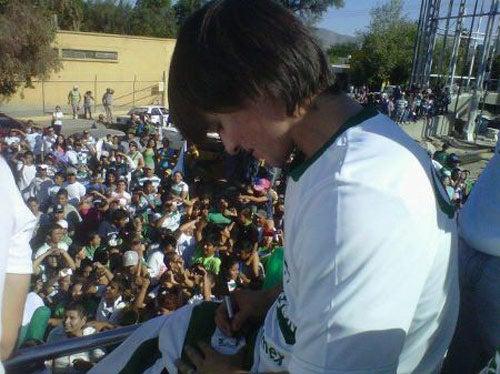 Estrada reparte autógrafos | Afición de Santos celebran el título | FOTO DE TWITTER @clubsantoslagun