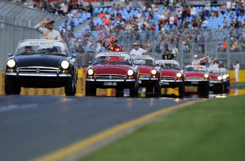 Los pilotos saludan al público durante el desfile previo al Gran Premio. FOTO: EFE