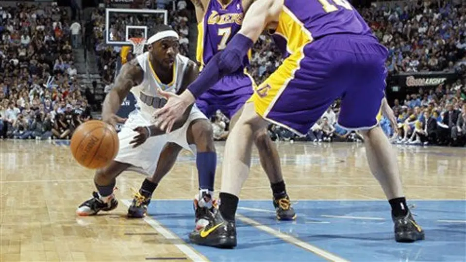 Nuggets vence a Lakers y se acerca en la serie