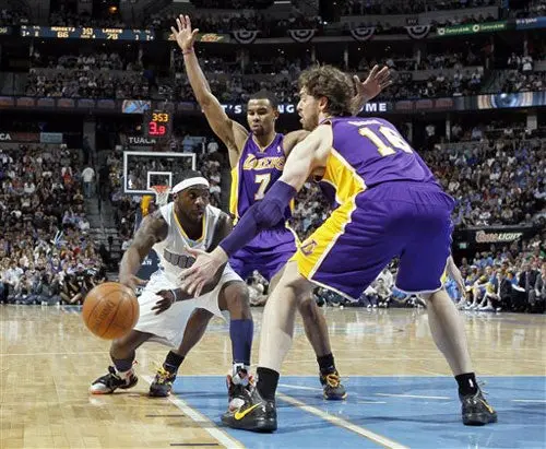 Nuggets vence a Lakers y se acerca en la serie