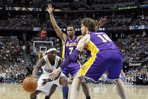 Nuggets vence a Lakers y se acerca en la serie
