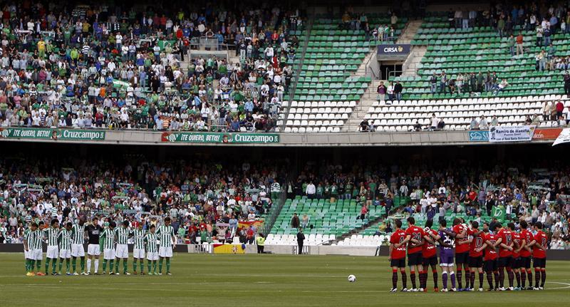 Previo al Betis contra Osasuna, también se rindió un minuto de silencio, tras la muerte de Morosini. FOTO: EFE