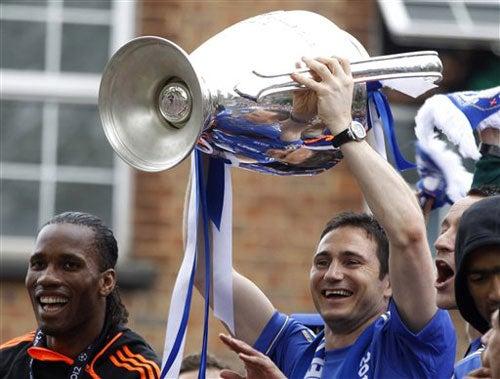 Lampard cargando la 'Orejona' | AP