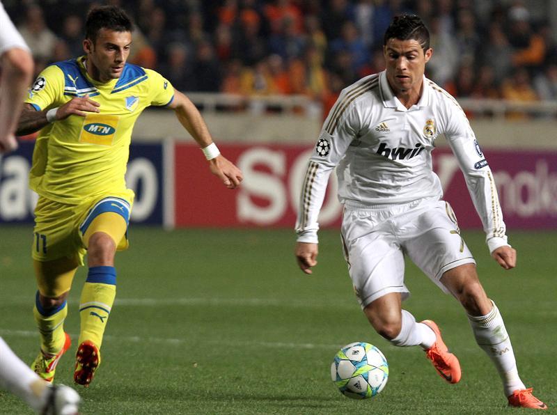 Cristiano pelea por el esférico con Ivan Trickovski. FOTO: EFE