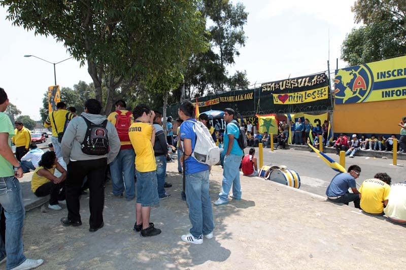 Los americanistas se reunieron  en Coapa para brindar apoyo a su equipo. FOTO: THALIA ESPARZA