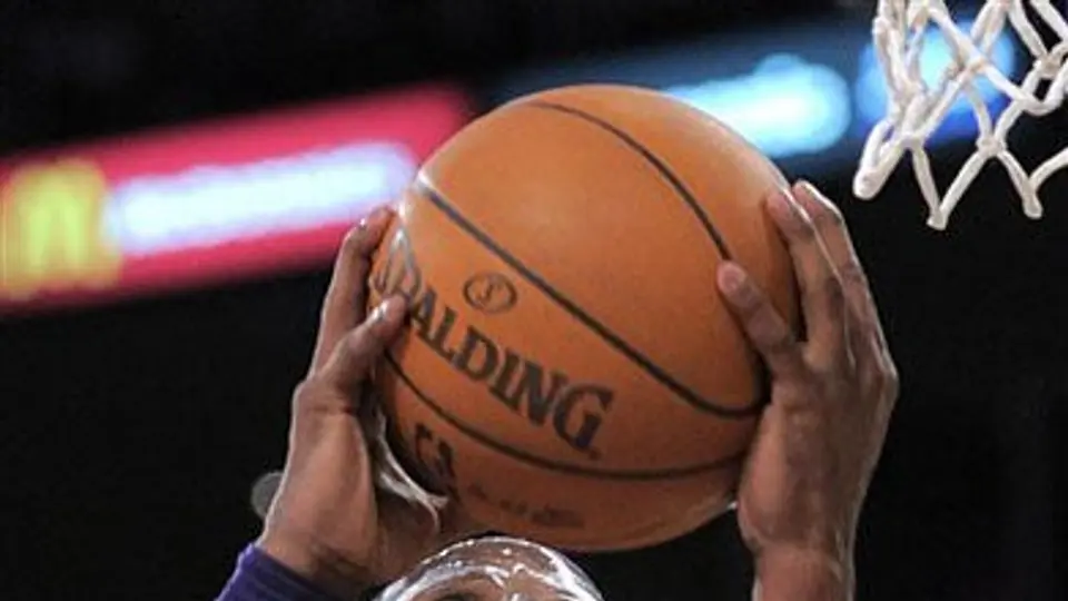 Kobe brilla en la victoria de Lakers