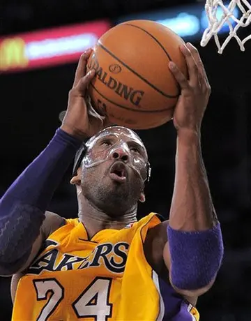 Kobe brilla en la victoria de Lakers