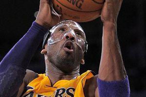 Kobe brilla en la victoria de Lakers