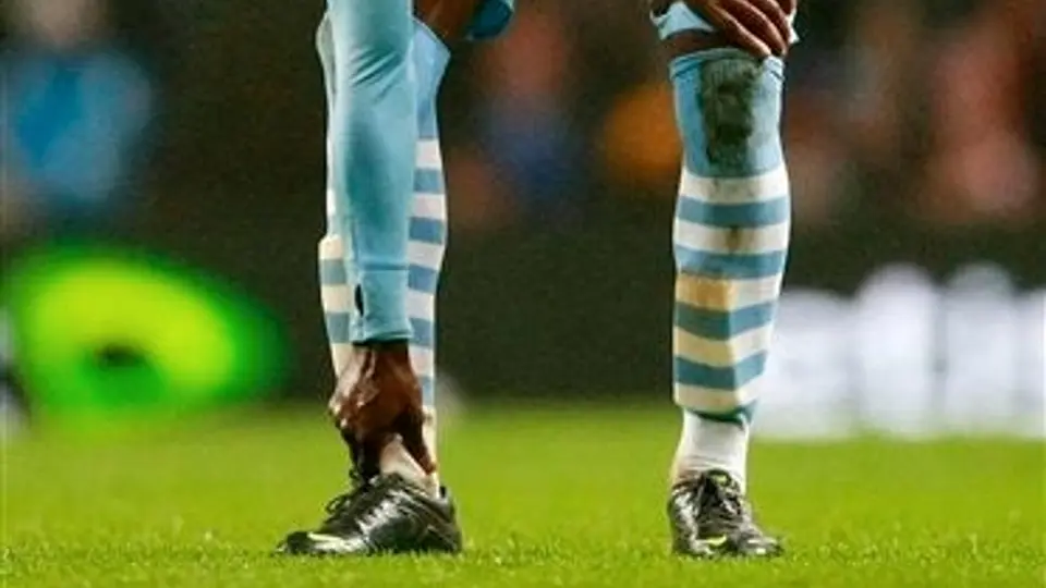 Balotelli recibe cuatro partidos de castigo por pisar a Parker
