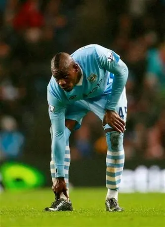 Balotelli recibe cuatro partidos de castigo por pisar a Parker