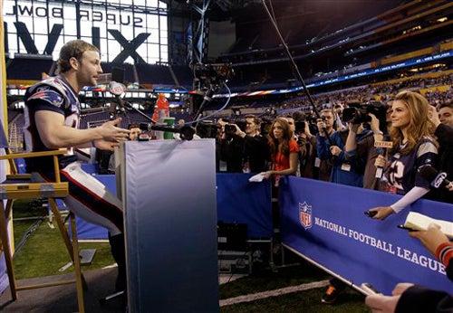 Jugadores de Patriotas atienden a la prensa durante el Día de Medios (FOTO: AP)