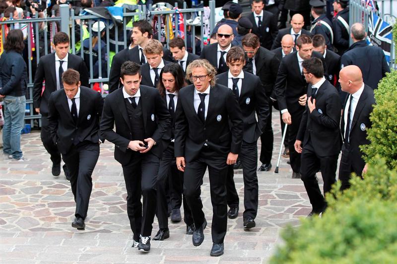 La plantilla del Atalanta llega al funeral del centrocampista del Livorno. EFE